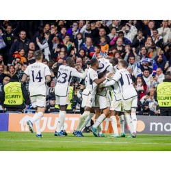 Les joueurs du Real Madrid ont uni leur moral et la victoire et la gloire ont attiré les acclamations des supporters.